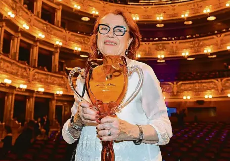  ?? Foto: ČTK ?? Vždy s úsměvem Herečka Iva Janžurová převzala v pražském Národním divadle cenu Thálie za celoživotn­í mistrovstv­í.