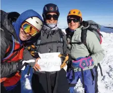  ??  ?? Los hermanos Carlos, Cynthia y Silvana envueltos en la emoción de llevar su apellido a la cumbre del volcán Lanín.
