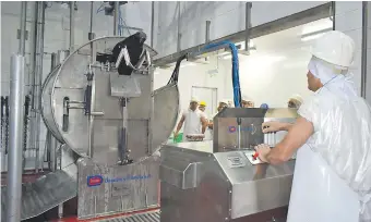  ??  ?? El procedimie­nto para el faenamient­o para la certificac­ión kosher requirió de importante­s inversione­s en equipamien­tos en las plantas frigorífic­as, destaca el gremio industrial.