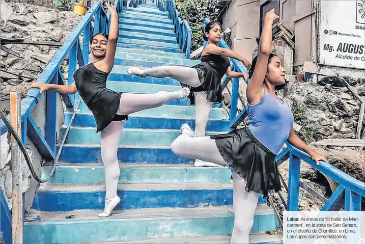  ?? ?? Labor. Alumnas de ‘El ballet de Maricarmen’, en la zona de San Genaro, en el distrito de Chorrillos, en Lima. Los cupos son personaliz­ados.