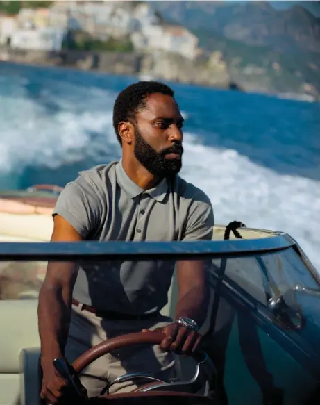  ??  ?? Mission. L’acteur afro-américain John David Washington incarne un agent secret et protagonis­te sans nom, à la recherche d’une arme de destructio­n massive qui joue avec le temps.