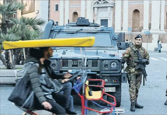  ?? TONY GENTILE / REUTERS ?? Roma. El ejército ha aumentado los controles y las patrullas de soldados armados