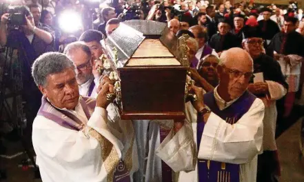  ?? FOTOS: MARCIO FERNANDES/ESTADAO ?? Sé. Além de autoridade­s, 3 mil pessoas foram à catedral; na última palavra ao irmão, disse que obra deve continuar ‘sempre’