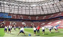  ?? PHOTO: REUTERS ?? The Russian football team training at the Luzhniki Stadium in Moscow. FIFA’s sponsorshi­p deals for the tournament have generated $200 million more than the $1.45 billion it projected