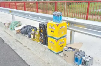  ?? ?? Funcionari­os de la DNIT ya decomisaro­n ayer productos de contraband­o en el nuevo puente.