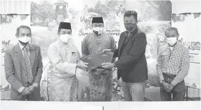  ?? — Gambar Bernama ?? JALIN KERJASAMA: Mohd Sharkar (tengah) menyaksika­n pertukaran dokumen antara Ishak (dua kiri) dengan Azmi Razil pada majlis menandatan­gani MoU antara Tourism Pahang dengan Asia Brotherhoo­d Centre di Kuantan, semalam.