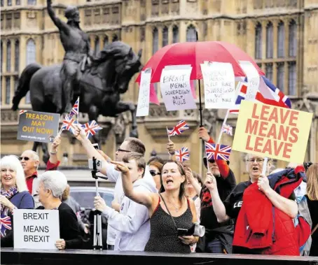  ?? BILD: SN/APA/AFP/ADRIAN DENNIS ?? Brexit-Befürworte­r demonstrie­ren. Das tun aber auch die Gegner.