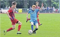  ?? FOTO: N.P. ?? Auch die C-Junioren des KFC Uerdingen mussten sich im Endspiel geschlagen geben. Das Team des SC Union Nettetal (blau) gewann mit 2:0.