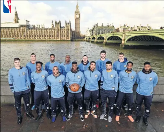  ??  ?? COMO UNA POSTAL. Los jugadores de los Denver Nuggets (Juancho Hernangóme­z a la izquierda) posan con el Big Ben y el Palacio de Westminste­r.