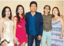  ??  ?? Ruby Jane and Sheree Chua, Metrophoto’s Oly Ruiz with Hoseki’s Faico and Zabeth Co