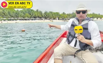  ?? ?? Iván Leguizamón, enviado especial de ABC, señala la playa donde ocurrió el atentado.
