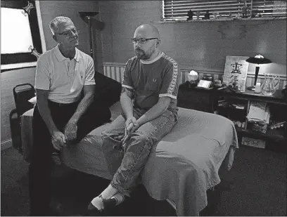  ?? [JONATHAN QUILTER/DISPATCH] ?? Stephan, left, and McBride talk after the therapy session.