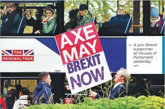  ?? AFP ?? ■ A pro-Brexit supporter at Houses of Parliament yesterday.