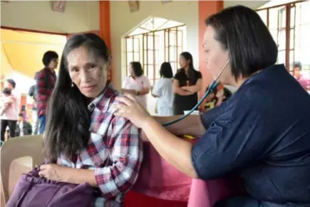  ?? Contribute­d photo ?? MEDICAL AID. A Philex doctor examines a patient during a recent medical mission in Sitio Sta. Fe, Brgy. Ampucao.