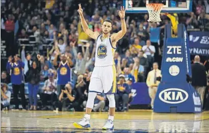  ?? EZRA SHAW / AFP ?? El públic de l’Oracle Arena va embogir amb la gesta del seu ídol, culminada a dos minuts del final