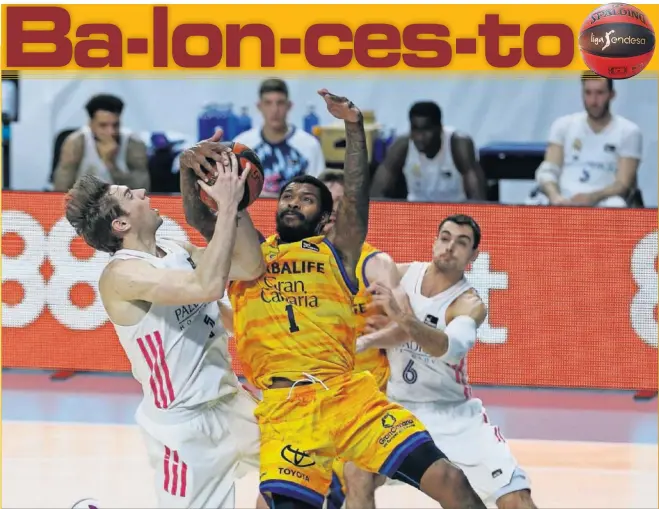  ??  ?? El madridista Fabien Causeur, 15 puntos y 4 asistencia­s, recibe la dura falta de Sean Kilpatrick, escolta del Herbalife Gran Canaria.