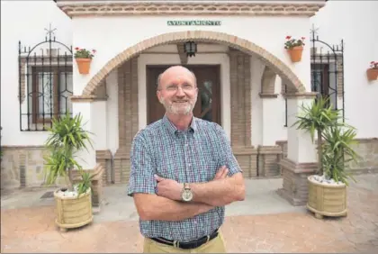  ?? / GARCÍA-SANTOS ?? Mario Blancke, ayer ante la fachada del Ayuntamien­to malagueño de Alcaucín.