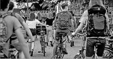  ??  ?? Fietsende scholieren. (Foto: De Telegraaf)