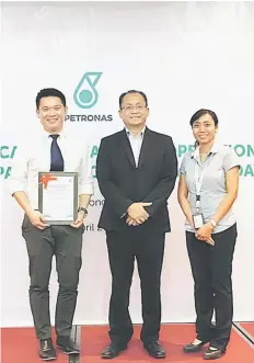  ??  ?? Trienekens’ Group deputy CEO, Elvin Wee (extreme left) with head of Sarawak Oil, PCSB Anuar Ismail (centre), and Trienekens’ Bintulu Branch Division manager, Patricia Susie Nyisong.