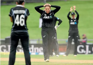  ?? GETTY IMAGES ?? White Ferns new ball bowler Lea Tahuhu shows her frustratio­n as India’s openers get away.