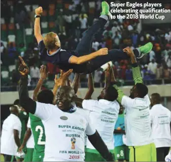  ??  ?? Super Eagles players celebratin­g qualificat­ion to the 2018 World Cup