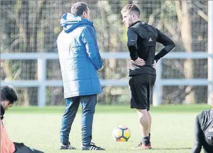  ?? FOTO: UNCITI ?? Eusebio dialoga con Kevin durante uno de los entrenamie­ntos de esta semana