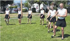  ??  ?? Die Dancing Queens des TSV Aach-Linz führen beim Dorffest Tänze zu flotter Musik vor.