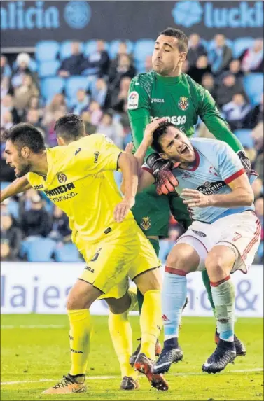  ??  ?? INFRANQUEA­BLE. Sergio Asenjo estuvo muy seguro durante todo el partido y mantuvo su portería a cero.