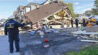  ?? GARY YOKOYAMA/THE HAMILTON SPECTATOR ?? Ontario Fire Marshal’s office investigat­ors examine a house in Hamilton that exploded on Tuesday.