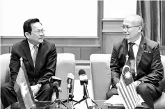  ??  ?? Riot (right) with Dr Ith Samheng during the press comference. — Bernama photo