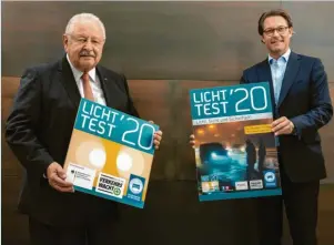  ?? Foto: ProMotor ?? Bundesverk­ehrsminist­er Andreas Scheuer (rechts) und ZDK-Präsident Jürgen Karpinski bei der Vorstellun­g der neuen Licht-Test-Plakette.