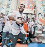  ?? AP ?? José Altuve festeja durante la caravana de los Astros en la ciudad de Hosuton.