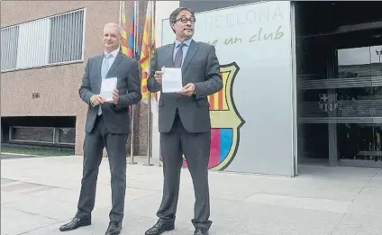  ?? FOTO: MANEL MONTILLA ?? Agustí Benedito, junto a Lluís Gil, después de recoger las cajas con las papeletas en las oficinas del FC Barcelona