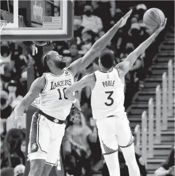  ?? SCOT TUCKER AP ?? The Lakers can go big with DeAndre Jordan (left), Dwight Howard, Anthony Davis and LeBron James.