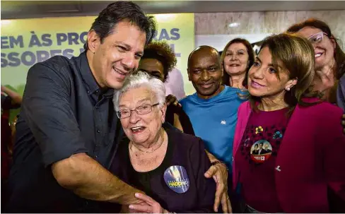  ??  ?? Haddad, ao lado da deputada Luiza Erundina (PSOL), em evento com professore­s nesta segunda (15)