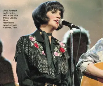  ?? AP ?? Linda Ronstadt performed in 1986 at the 20th annual Country Music Associatio­n awards show in Nashville, Tenn.
