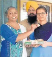  ?? BHARAT BHUSHAN/HT ?? Puneet Kaur, who stood third, celebratin­g with her family at Khantmanpu­r village in Fatehgarh Sahib district.