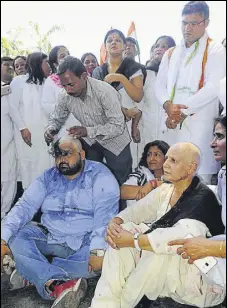  ?? ANIL DAYAL/HT ?? Mahila Congress senior vicepresid­ent Snehlata Ahlawat after getting her head tonsured during a protest in Chandigarh on Saturday as state party chief Ashok Tanwar looks on.
