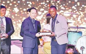  ?? SRENG MENG SRUN ?? Atuheire Kipson receives the Golden Boot award for being Metfone C-League top scorer at an awards ceremony at Koh Pich Theater on Thursday night.