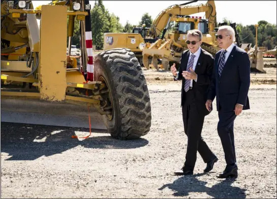  ?? PETE MAROVICH — THE NEW YORK TIMES ?? Intel CEO Pat Gelsinger walks with President Joe Biden at the site of a new Intel semiconduc­tor facility under constructi­on in New Albany, Ohio, on Sept. 9.