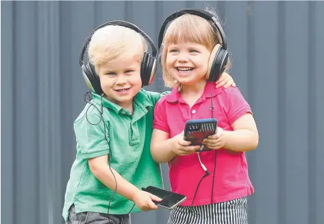  ?? Picture: Peter Wallis ?? LITTLE BOPPERS: Daniel Prout and Ava Deeth, both 3, enjoying some music together.