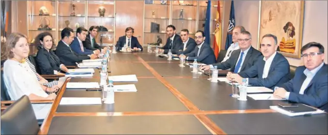  ??  ?? REUNIÓN EN LA SEDE DEL CSD. José Ramón Lete, secretario de Estado, preside la reunión en la que estuvieron Jorge Garbajosa, presidente de la FEB, y Francisco Roca, de la ACB.