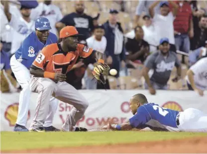  ?? GLAUCO MOQUETE/LISTÍN DIARIO ?? Moisés Sierra, del Licey, llega a salvo a la tercera, con un triple en la tercera entrada del partido ante los Toros.