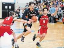  ?? BOB TYMCZYSZYN TORSTAR FILE PHOTO ?? Tribune Tournament scholarshi­p recipient Nick Yioldassis drives the ball between two Governor Simcoe defenders for Welland Centennial.