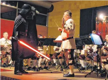  ?? FOTO: MARTIN BAUCH ?? Darth Vader war ebenfalls beim Jahreskonz­ert des Fanfaren- und Musikzug Lippach zu Gast. Die Musiker erweckten die Welt der großartige­n Filmklassi­ker zum Leben.