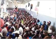  ??  ?? Refugees and migrants in one of Libya’s detention centers face2facea­frica.com