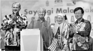  ??  ?? Prime Minister Tun Dr Mahathir Mohamad officiatin­g the Launching Ceremony for the Independen­ce Month and Fly the Jalur Gemilang 2018 at Padang Kota Lama in Pulau Pinang on Saturday night.