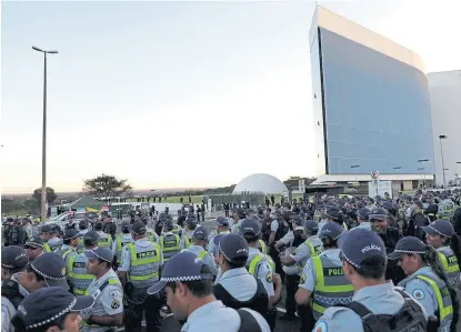  ?? Ueslei marcelino/reuters ?? La policía reforzó la seguridad en las afueras del Tribunal Electoral