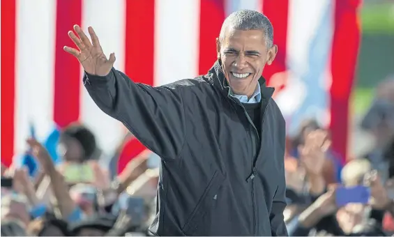  ?? AP ?? Saludo. El presidente Barack Obama quiere dejar firme su legado en el deshielo con La Habana. Ayer estuvo en un acto de campaña por Hillary.