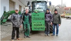  ?? Foto: Dominik Schwemmer ?? Stephan Kreppold, Markus Jakob, Hans Moser und Hans Goldstein (von links) fahren nach Berlin zur Agrardemo „Wir haben es satt!“.